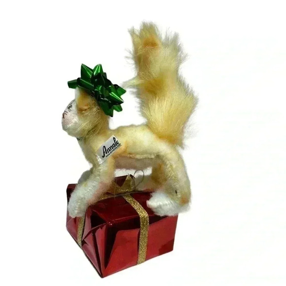 Annalee Fluffy cat on Red Christmas Present 2010 - Picture 2 of 6